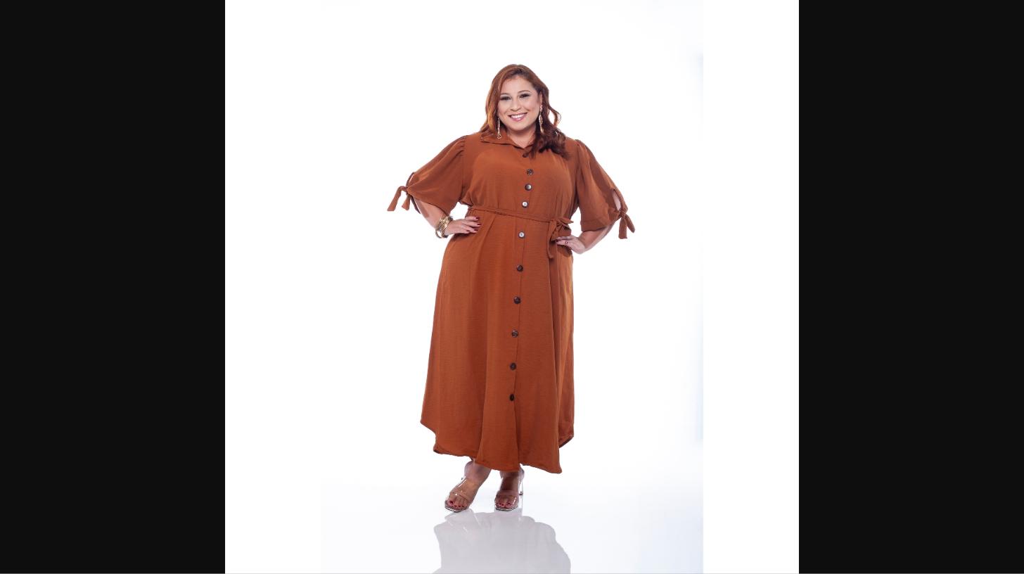 Vestido longo plus size com botões e laço