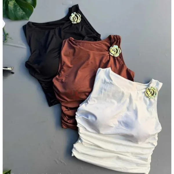 Blusa feminina com bojo e fivela dourada floral Blusa feminina com bojo e fivela dourada em formato de flor