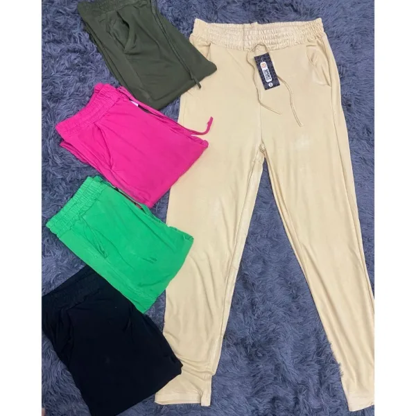 Calça Feminina de Malha Lisa, Leve e Confortável Calça feminina de malha lisa, leve e confortável