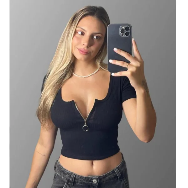 Cropped feminino canelado com zíper e gola U Cropped feminino canelado com gola U, zíper e manga curta