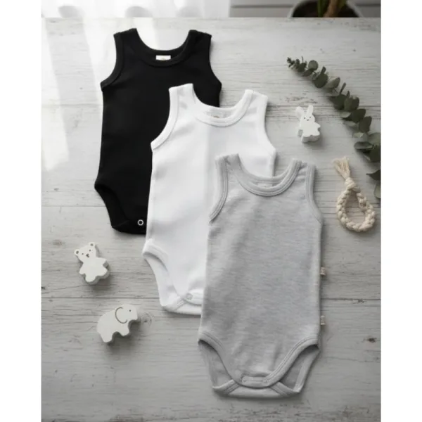 Kit com Três Bodies Regata para Bebê: Uso no Dia a Dia Kit com três bodies regata sem manga e cavados para bebê