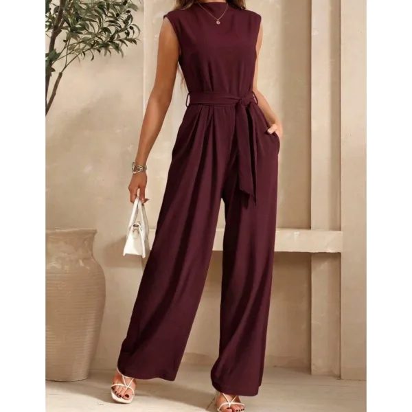 Macacão pantalona de alfaiataria com gola alta Macacão pantalona longo de alfaiataria com regata, gola alta e cinto de amarração