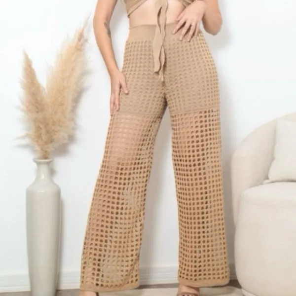 Saída de Praia Pantalona em Tricô Vazado para o Verão Saída de praia feminina longa pantalona em tricô vazado estilo crochê