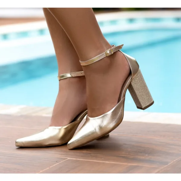 Scarpin Dourado Glitter com Salto Alto e Bico Fino Scarpin feminino dourado com glitter, bico fino e salto alto