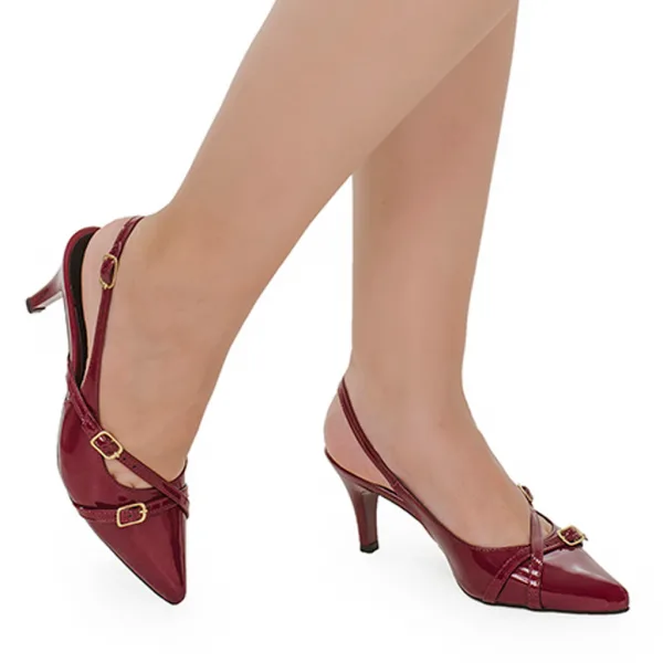 Scarpin Slingback Feminino com Bico Fino e Fivela Dourada Scarpin slingback feminino com bico fino, fivela dourada e salto médio