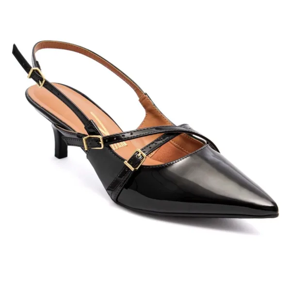 Scarpin slingback preto de salto baixo para looks femininos Scarpin slingback feminino preto em verniz com salto baixo