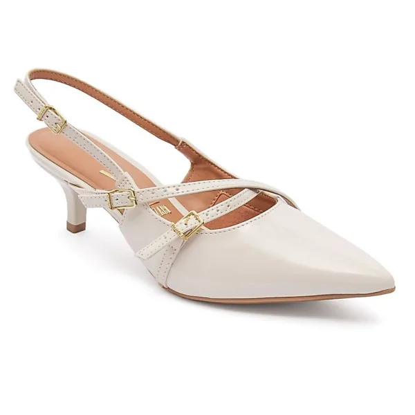 Scarpin Slingback Vizzano Off White com Salto Baixo Scarpin Vizzano slingback feminino off white com salto baixo e acabamento verniz