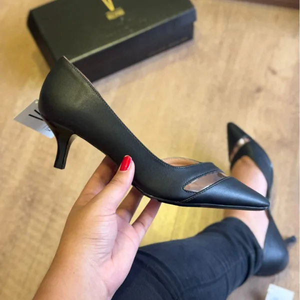 Scarpin Vizzano de salto baixo com tira transparente Scarpin Vizzano de salto baixo com tira transparente